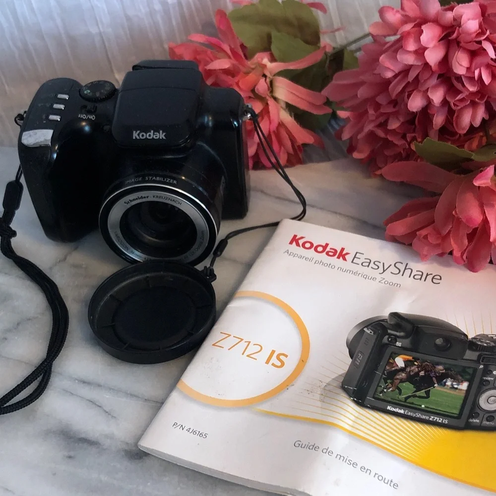 KODAK DIGITAL 35 MM EASY SHARE camera zoom lens 4.0 MPX built flash & guide book
